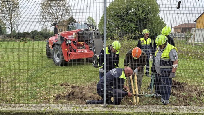 “Insieme si vince sempre”: il sindaco di Genola Gastaldi sul lavoro di pulizia del territorio e del campo sportivo