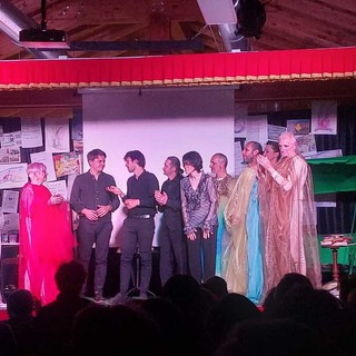 Al teatro Garavagno di Trinità lo spettacolo “Mike che veniva da lontano” ottiene i consensi del pubblico Al teatro Garavagno di Trinità lo spettacolo “Mike che veniva da lontano” ottiene i consensi del pubblico