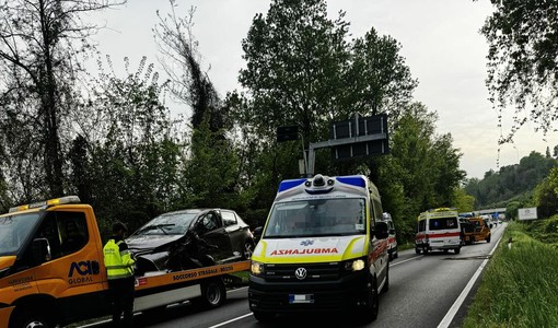 Scontro tra tre auto sulla Provinciale 12 a Carrù: traffico rallentato