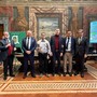 La consegna del premio. Da sinistra: il giornalista Marco Frittella, l’assessore regionale all’Agricoltura Paolo Bongioanni, Mattia Bianco e Marco Villano di 8pari, Roberto Abellonio di Cascina Piccaluga e il direttore generale di Confagricoltura Roberto Caponi