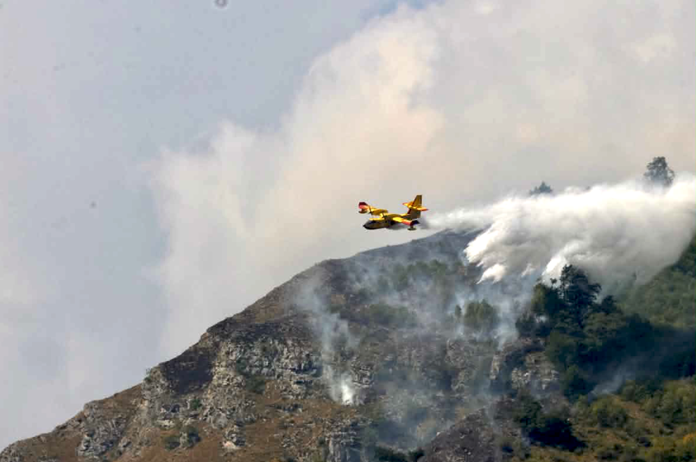 Nelle foto i Canadair in azione (Ph. Bluathomas, Instagram) Nelle foto i Canadair in azione (Ph. Bluathomas, Instagram)