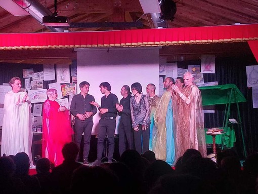 Al teatro Garavagno di Trinità lo spettacolo “Mike che veniva da lontano” ottiene i consensi del pubblico Al teatro Garavagno di Trinità lo spettacolo “Mike che veniva da lontano” ottiene i consensi del pubblico