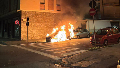 L'auto divorata dalle fiamme in via Meucci L'auto divorata dalle fiamme in via Meucci