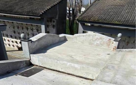 Alcune tombe del cimitero di Cherasco già interessate dalla rimozione delle coperture nelle scorse settimane