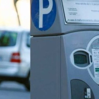 Giostre in piazza Spreitenbach, il Comune sospende il pagamento dei parcheggi blu per tre fine settimana