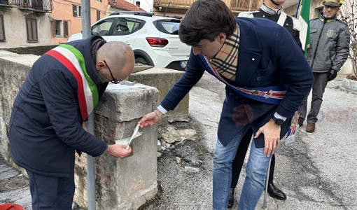 Il sindaco Luca Robaldo e il consigliere provinciale Pietro Danna scoprono la targhetta in ricordo di Carlo Cappelletti