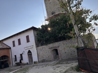 Nelle immagini alcuni momenti della presentazione e il maniero in fase di restauro Nelle immagini alcuni momenti della presentazione e il maniero in fase di restauro