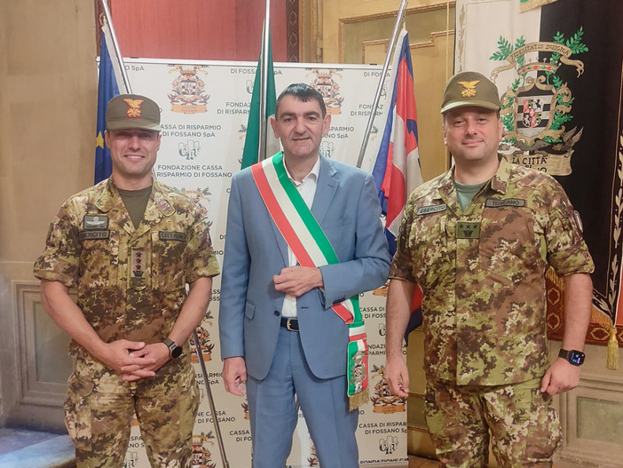 Il comandante cedente Silvestro Cittadino a sinistra, a destra il neocomandante del 32 Reggimento Salvatore Toscano, col sindaco Dario Tallone Il comandante cedente Silvestro Cittadino a sinistra, a destra il neocomandante del 32 Reggimento Salvatore Toscano, col sindaco Dario Tallone