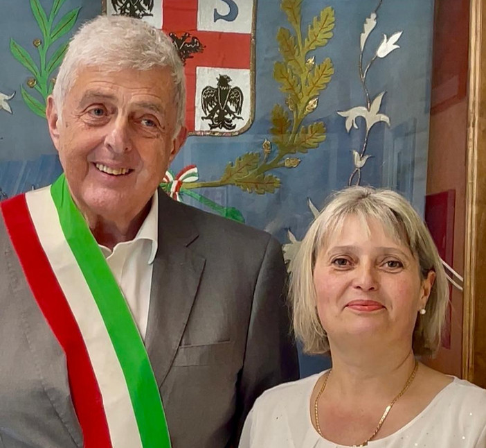 Il sindaco Roberto Dadone con la neo-cittadina italiana Inga Camenscic