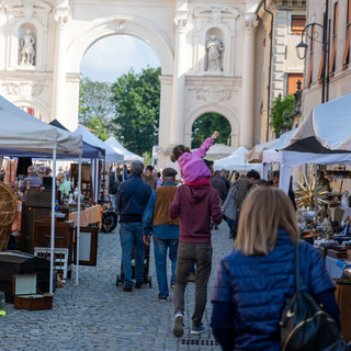 Cherasco si prepara a riaccendere la magia del vintage: in arrivo il Mercato dell'Antiquariato e del Collezionismo