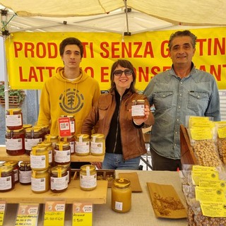 In foto una bancarella del Mercato della Terra di Bra In foto una bancarella del Mercato della Terra di Bra