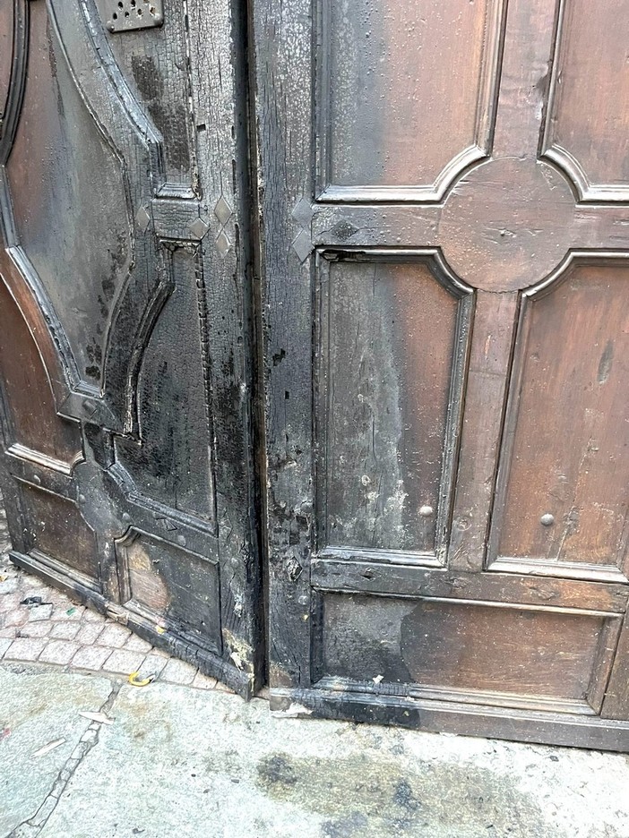 Il portone del Comando di via Moffa di Lisio rovinato dal fuoco