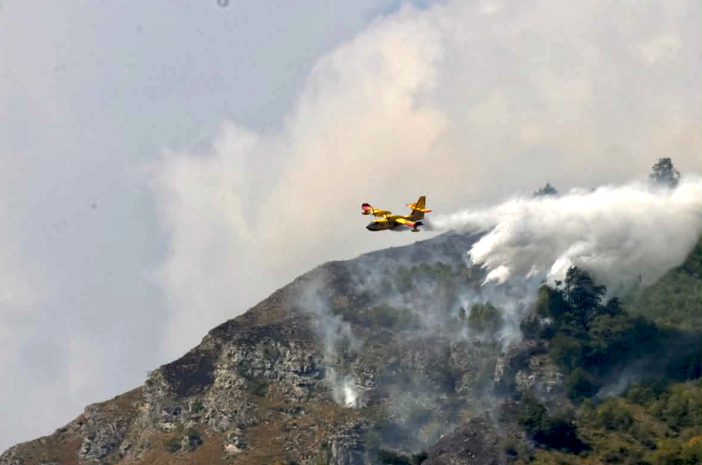 Nelle foto i Canadair in azione (Ph. Bluathomas, Instagram)