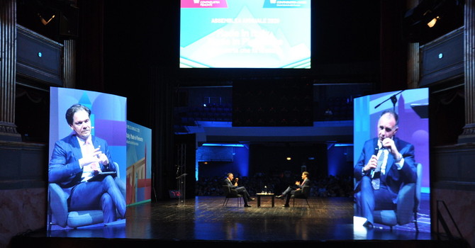 Il presidente nazionale di Confindustria Emanuele Orsini sul palco del Teatro Sociale di Alba