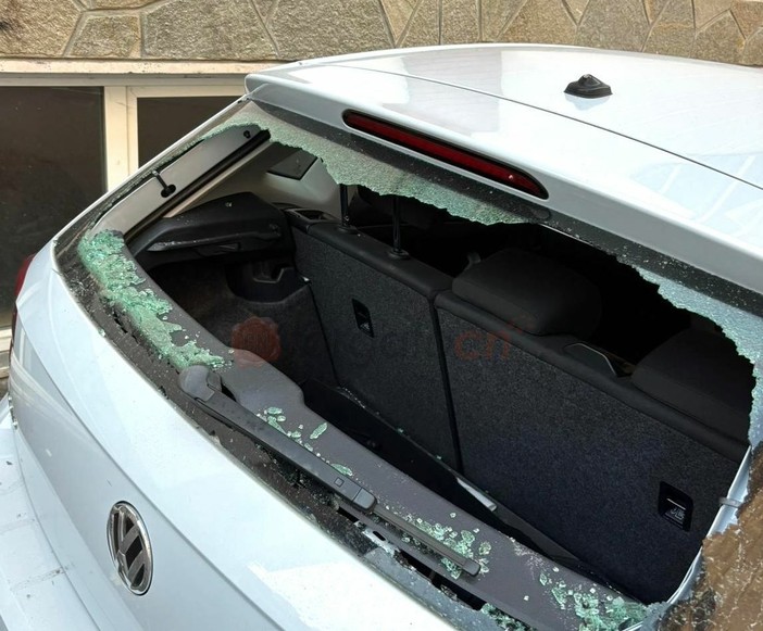 Uno dei veicoli daneggiati da ignoti Uno dei veicoli daneggiati da ignoti