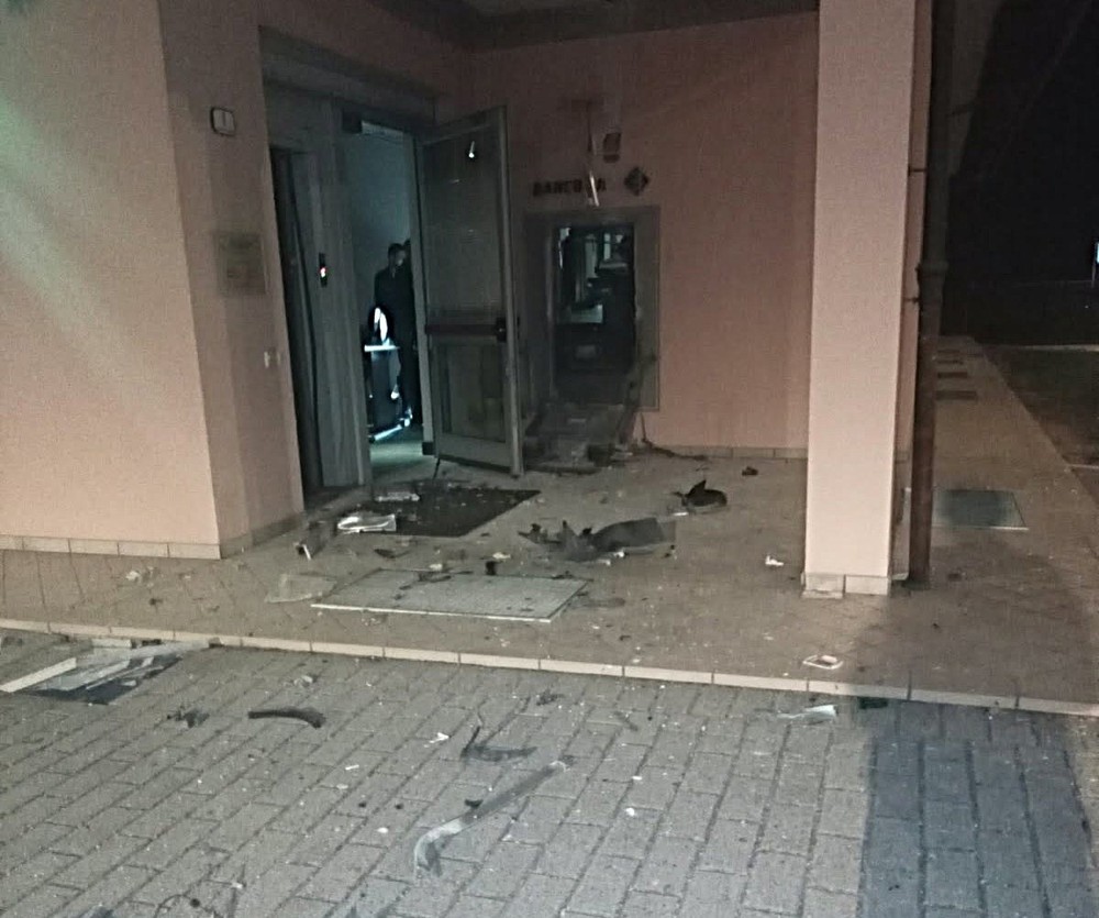 Il bancomat assaltato Il bancomat assaltato