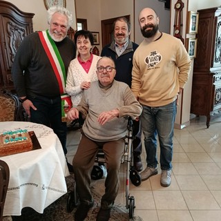 Elio Tavella, 100 anni, insieme ai familiari e al sindaco Gianni Donetto