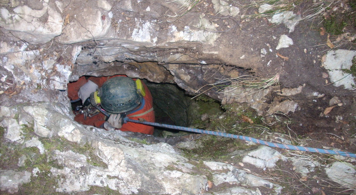 L'ingresso della grotta in un'immagine del portale Catasto Grotte Piemonte (https://catastogrotte-piemonte.net/) L'ingresso della grotta in un'immagine del portale Catasto Grotte Piemonte (https://catastogrotte-piemonte.net/)