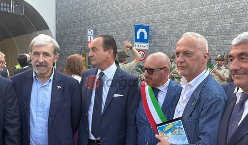Il senatore Bergesio, secondo da destra al fianco del prefetto di Cuneo Savastano. Da sinistra il presidente della Regione Liguria Bucci, il governatore piemontese Cirio e il sindaco di Limone Piemonte Riberi