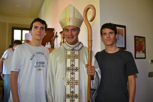 In foto il cardinale Roberto Repole con giovani braidesi In foto il cardinale Roberto Repole con giovani braidesi