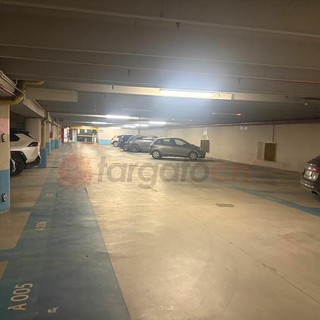 Auto in sosta nel parcheggio di piazza Boves