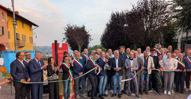 Il taglio del nastro della manifestazione