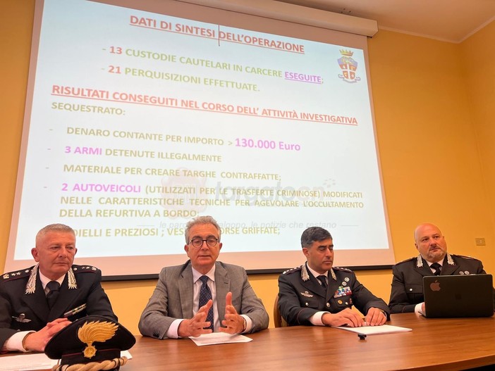 Il procuratore della Repubblica di Asti Biagio Mazzeo illustra i dettagli dell'operazione insieme ai vertici del Comando Provinciale dei Carabinieri
