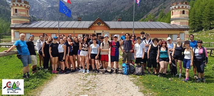 Le aule a cielo aperto della Valle Gesso: gli studenti del Liceo Soleri in cammino verso il rifugio Valasco con il Cai