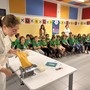 Alcuni momenti dell’istruttivo incontro alla scuola “Rodari” con i bambini intenti a seguire la singolare “lezione” di cucina Alcuni momenti dell’istruttivo incontro alla scuola “Rodari” con i bambini intenti a seguire la singolare “lezione” di cucina
