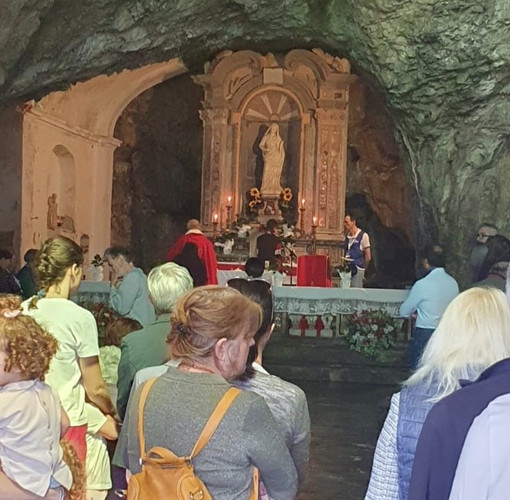 La messa nella suggestiva chiesa nella grotta ha aperto la stagione al Santuario di Santa Lucia La messa nella suggestiva chiesa nella grotta ha aperto la stagione al Santuario di Santa Lucia