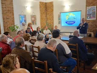 Nelle foto alcuni momenti della serata di presentazione tenuta all'agriturismo Gallina Nelle foto alcuni momenti della serata di presentazione tenuta all'agriturismo Gallina