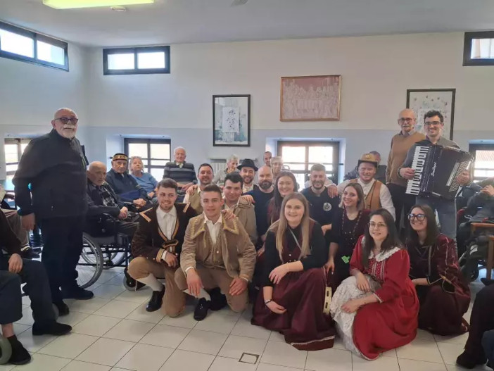 Carnevale a Busca: Micun e Micunëtta portano l'allegria in tour tra scuole, RSA e strutture cittadine Carnevale a Busca: Micun e Micunëtta portano l'allegria in tour tra scuole, RSA e strutture cittadine