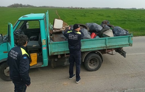 Salmour ringrazia i volontari della Protezione Civile per la pulizia della scarpata e la distribuzione dei sacchi differenziata Salmour ringrazia i volontari della Protezione Civile per la pulizia della scarpata e la distribuzione dei sacchi differenziata