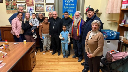 Il vescovo Marco Brunetti e Don Gino Chiesa (al centro della foto) con alcuni amici del comune brasiliano Teofilo Otoni