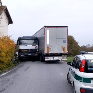 Due mezzi pesanti si scontrano lungo la Provinciale 58 a La Morra Due mezzi pesanti si scontrano lungo la Provinciale 58 a La Morra