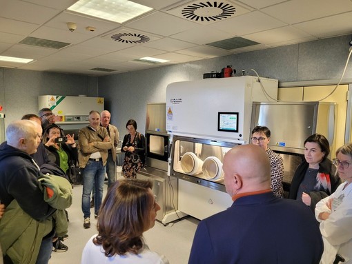 AIL Cuneo dona isolatore da 160mila euro all'ospedale Santa Croce e Carle: nuove terapie sperimentali per pazienti onco-ematologici