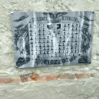 La targa affissa a Piozzo a cura dei Volontari per l'Arte