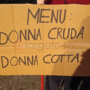 Un cartellone di NonUnaDiMeno durante la manifestazione nella Giornata contro la Violenza sulle Donne