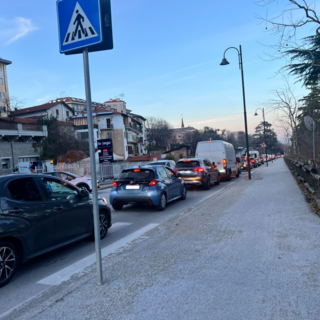 Lunghe file di auto ferme in coda in uscita dalla città Lunghe file di auto ferme in coda in uscita dalla città