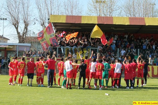Un'immagine dell'aprile scorso: i giocatori del Bra festeggiano la promozione in Serie C davanti ai propri tifosi