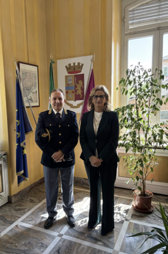 IL primo dirigente della Polizia di Stato Luigi Pecchillo accolto dalla questore Rosanna Minucci