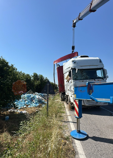L'autoarticolato riportato sulla carreggiata L'autoarticolato riportato sulla carreggiata