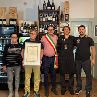 Il sindaco Ambrogio con la famiglia Pane della trattoria Fieramosca Il sindaco Ambrogio con la famiglia Pane della trattoria Fieramosca