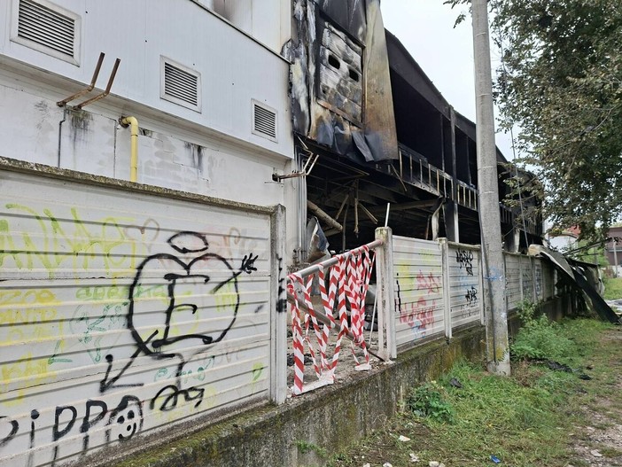 L'edificio di via San Rocco, ora distrutto dal rogo L'edificio di via San Rocco, ora distrutto dal rogo