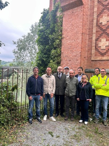Foto di gruppo durante la consegna del primo lotto dei lavori relativi al ponte di Pollenzo Foto di gruppo durante la consegna del primo lotto dei lavori relativi al ponte di Pollenzo
