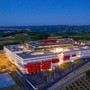 Un'immagine notturna del nuovo ospedale