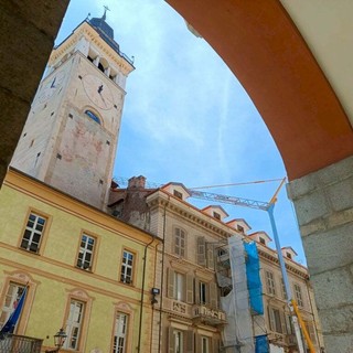 Cuneo, la Torre Civica si illumina di blu per ricordare le vittime civili delle guerre