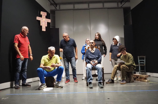 Le prove dello spettacolo che sabato inaugurerà la stagione teatrale della Biblioteca Civica di Ceresole d'Alba Le prove dello spettacolo che sabato inaugurerà la stagione teatrale della Biblioteca Civica di Ceresole d'Alba