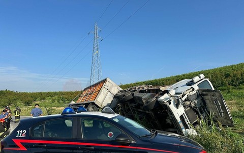 Autoarticolato carico di polli finisce fuori strada sulla provinciale tra Magliano Alfieri e Priocca
