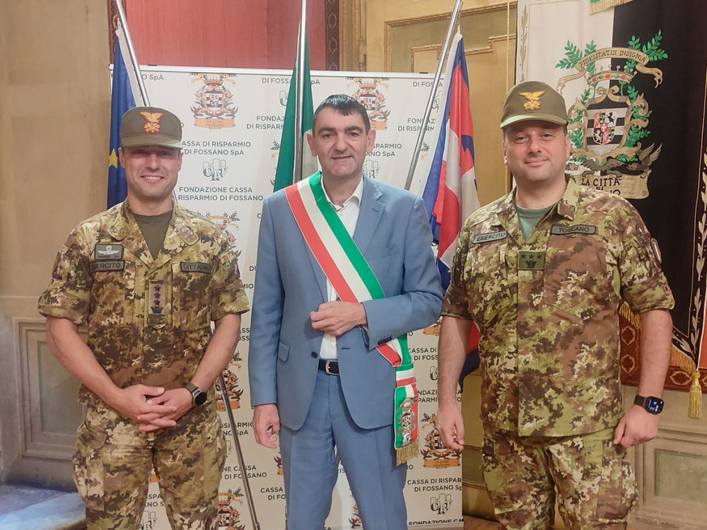 Il comandante cedente Silvestro Cittadino a sinistra, a destra il neocomandante del 32 Reggimento Salvatore Toscano, col sindaco Dario Tallone Il comandante cedente Silvestro Cittadino a sinistra, a destra il neocomandante del 32 Reggimento Salvatore Toscano, col sindaco Dario Tallone